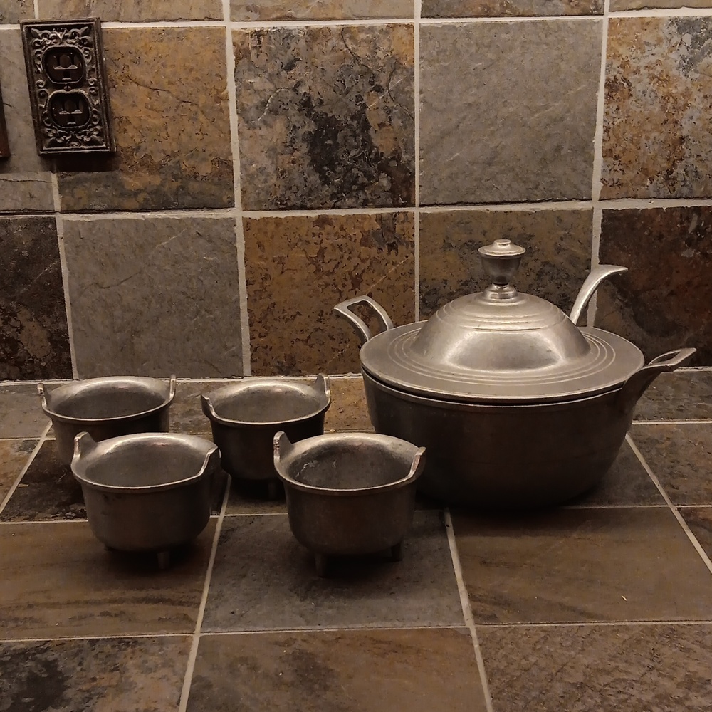 Aluminum vintage soup turpentine and 4 bowls with legs